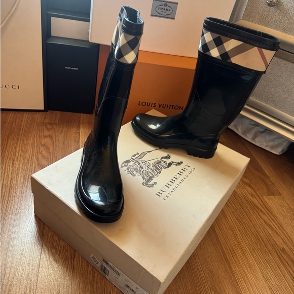 Women Burberry Rain Boot - Picture 4 of 10